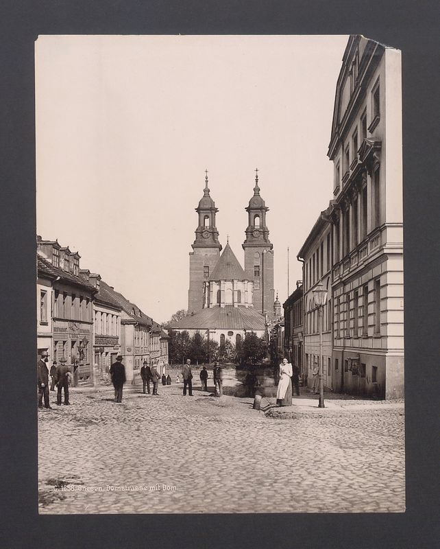 Ulica Tumska z widokiem na katedrę.