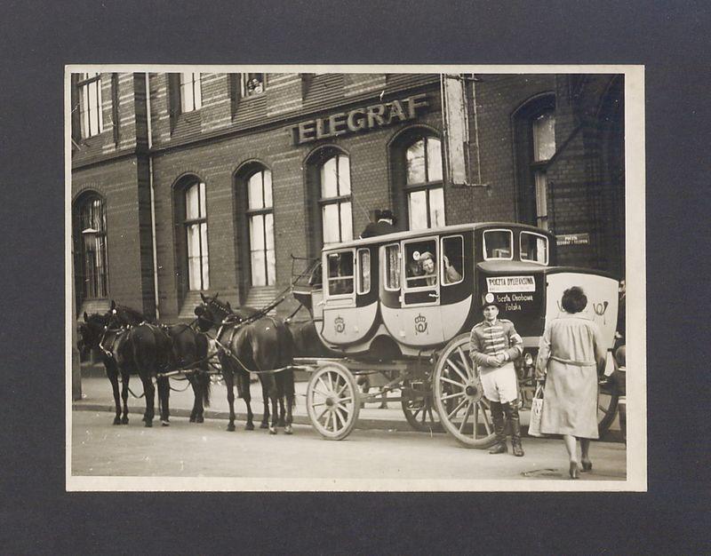 Dyliżans pocztowy przy poczcie głównej przy ul. Chrobrego.