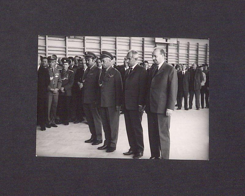 25-lecie Polskiej Rzeczypospolitej Ludowej. Grupa uczestników oczekująca na odznaczenie.