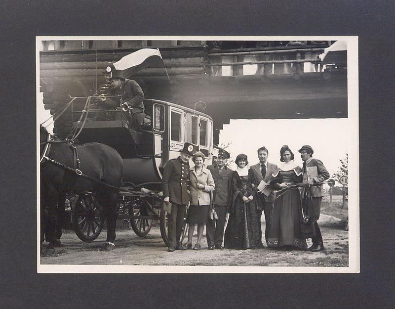 Dyliżans pocztowy w bramie lednickiej. 