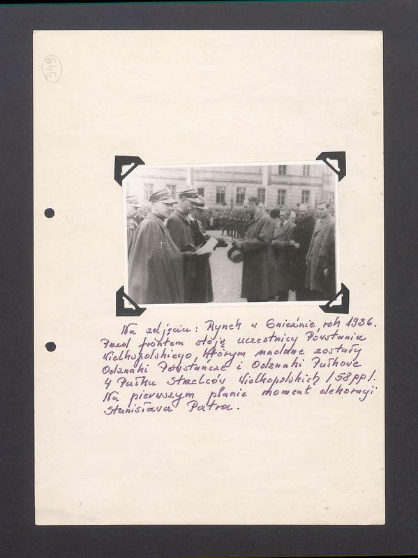 Rynek, rok 1936. Przed frontem stoją uczestnicy Powstania Wielkopolskiego, którym nadane zostały Odznaki Powstańcze i Odznaczenia Pułkowe 4 Pułku Strzelców Wielkopolskich /58 pp/. Na pierwszym planie moment dekoracji Stanisława Patra.