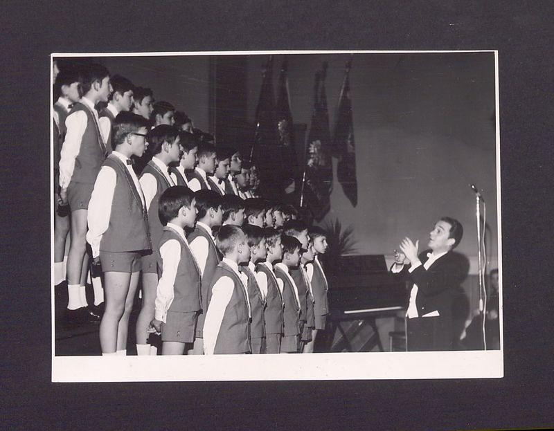 26 rocznica obchodów wyzwolenia miasta Gniezna 21-01-1945 – 1971. Koncert chóru chłopięcego „Szpaki” prowadzonego przez Wiesława Kisera, dyrektora Podstawowej Szkoły Muzycznej w Gnieźnie.