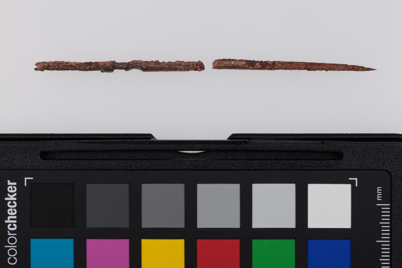 Fragmenty brązowej szpili bez główki