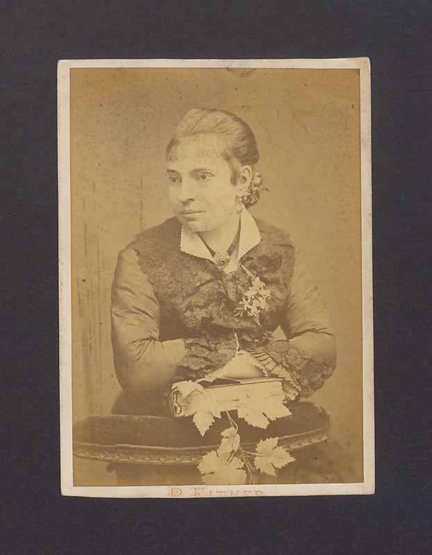 Portret kobiety z książką.