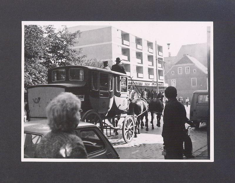 Dyliżans pocztowy przy ul. Chrobrego.