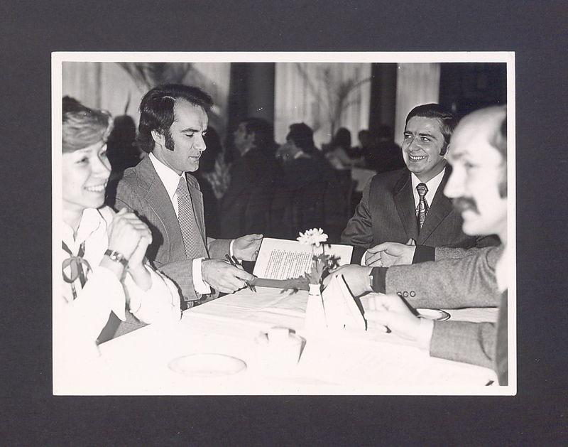 Podpisanie porozumienia z Filharmonią Poznańską w Gnieźnie w Pałacu Ślubów. Drugi z prawej Waldemar Kiełbowski, kierownik Wydziału Kultury w UM w Gnieźnie.