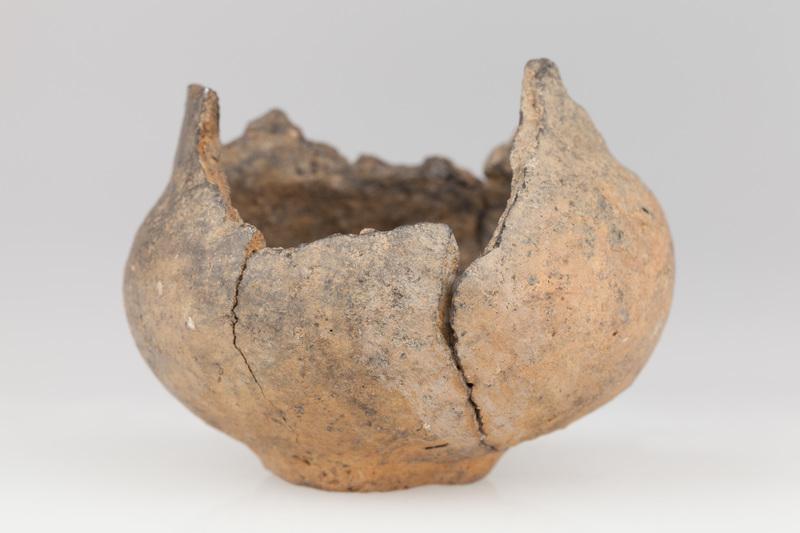 Miniaturowe naczynie z baniastym brzuścem