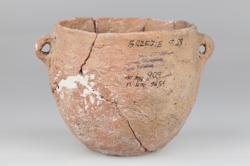 Garnek jajowaty z dwoma poziomo przekłutymi uchami