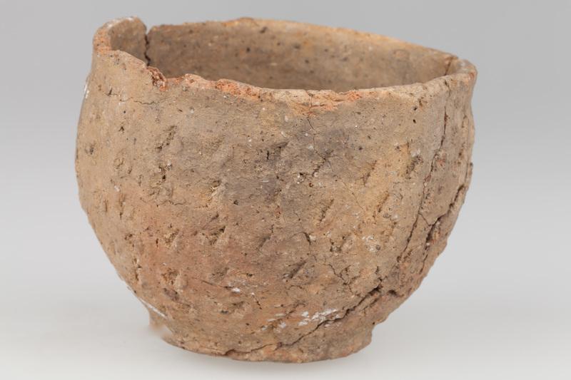 Garnek jajowaty zdobiony odciskami paznokci 