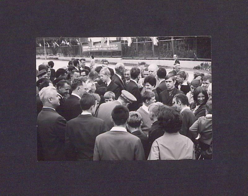 25-lecie Polskiej Rzeczypospolitej Ludowej. Grupa uczestników uroczystości.