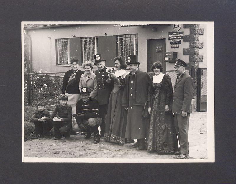 Dyliżans pocztowy przed Urzędem Pocztowo-Telekomunikacyjnym w Łubowie.