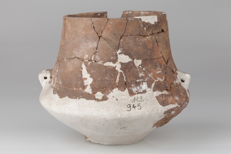 Amfora o baniastym brzuścu 