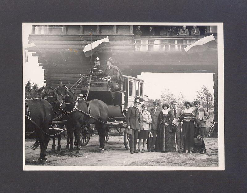 Dyliżans pocztowy w bramie lednickiej. 