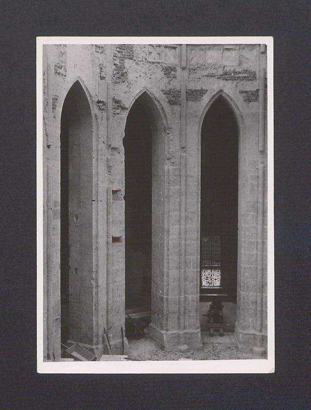 Wnętrze katedry w odbudowie.