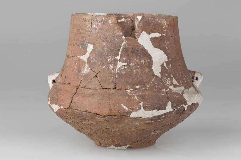 Amfora o baniastym brzuścu 