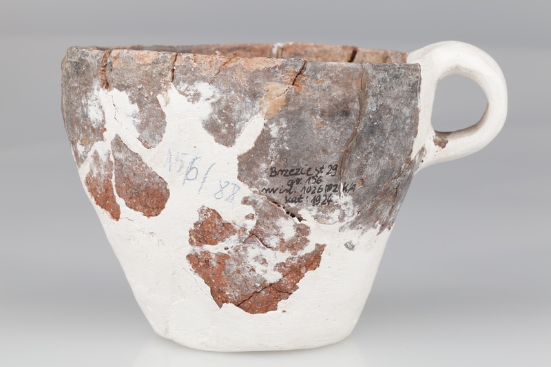 Kubek doniczkowaty z taśmowatym uchem