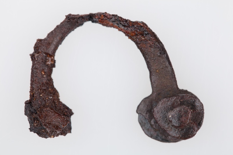 Żelazna zawieszka w formie kabłąka