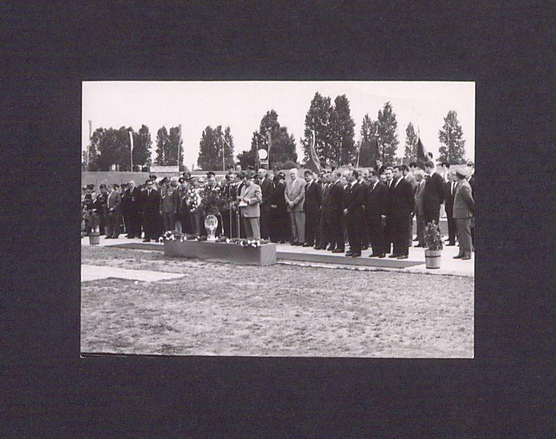 25-lecie Polskiej Rzeczypospolitej Ludowej. Grupa uczestników uroczystości.