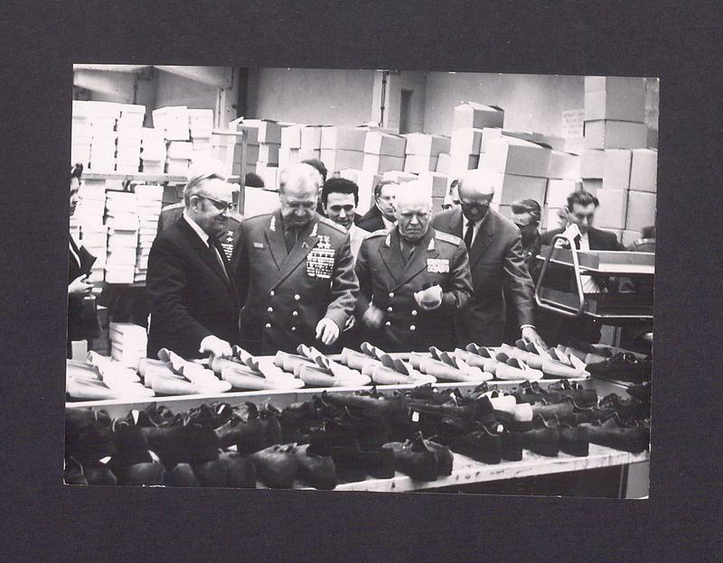 Wizyta żołnierzy radzieckich. Wielkopolskie Zakłady Obuwia (WZO) „Polania”.