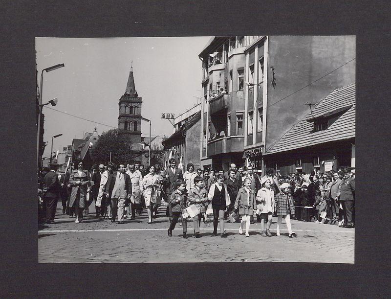 1 Maja 1972 r. w Gnieźnie. Ul. Chrobrego.