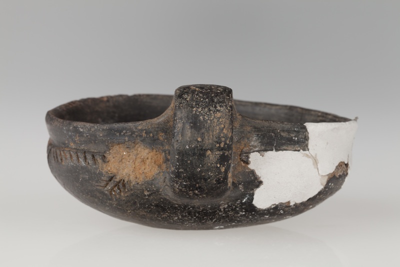 Czerpak profilowany, zdobiony ukośnymi liniami rytymi