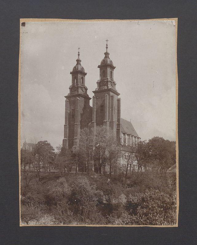 Widok na gnieźnieńską katedrę od strony wież.