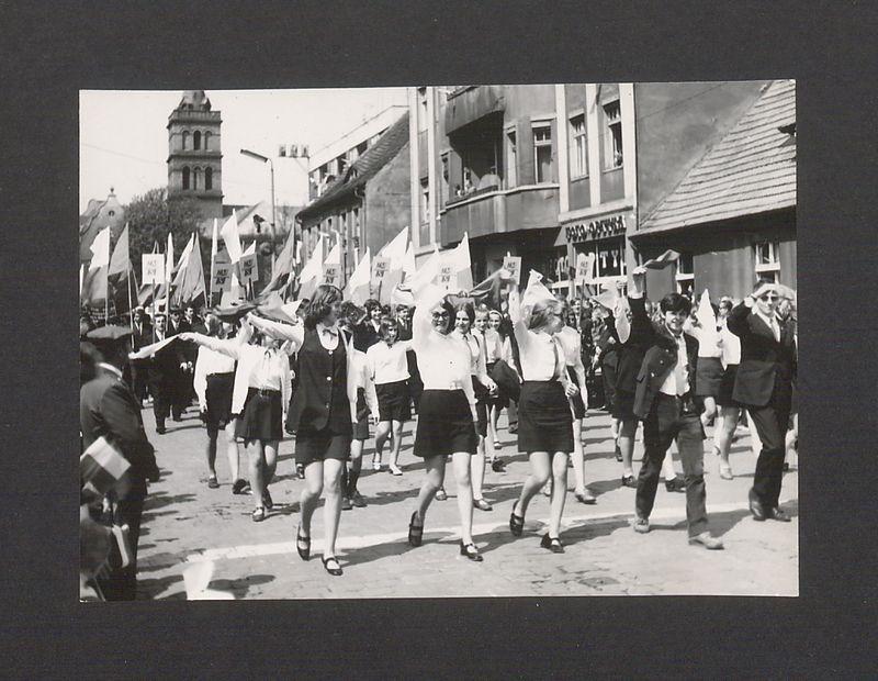 1 Maja 1972 r. w Gnieźnie. Ul. Chrobrego.