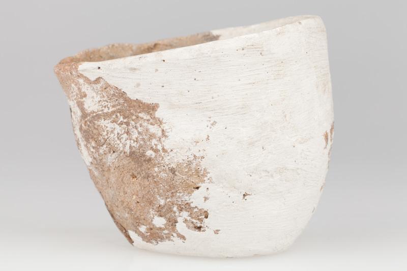 Miniaturowy garnek jajowaty, zaopatrzony w guzek poniżej krawędzi