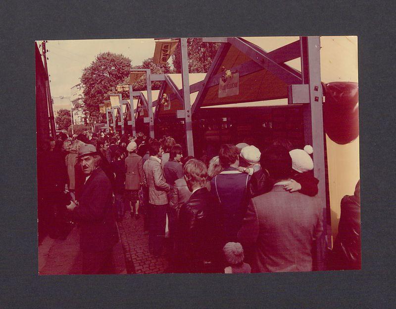 Jarmark Bartłomiejski. Stragany na ul. Chrobrego.