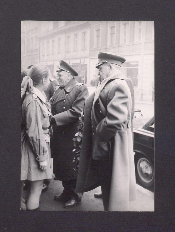 Wizyta żołnierzy radzieckich. Ulica Chrobrego.