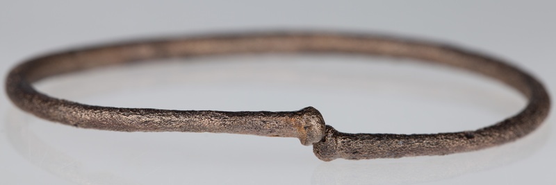 Bransoletka brązowa z lekko zachodzącymi na siebie końcami