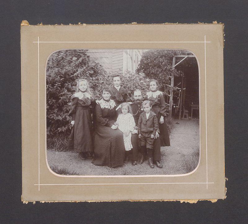 Rodzice z pięciorgiem dzieci.