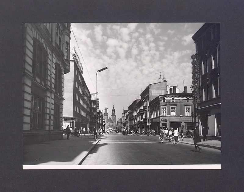 Ulica Chrobrego z widokiem w kierunku katedry.