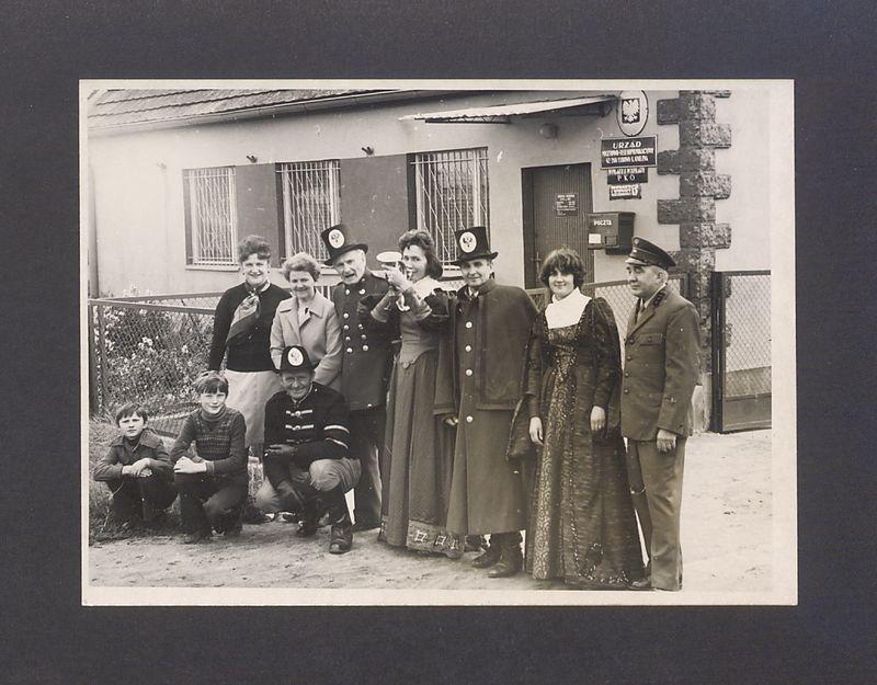 Dyliżans pocztowy przed Urzędem Pocztowo-Telekomunikacyjnym w Łubowie.