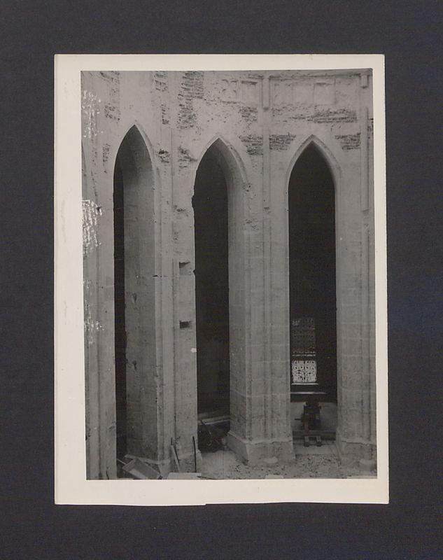 Wnętrze katedry w odbudowie.