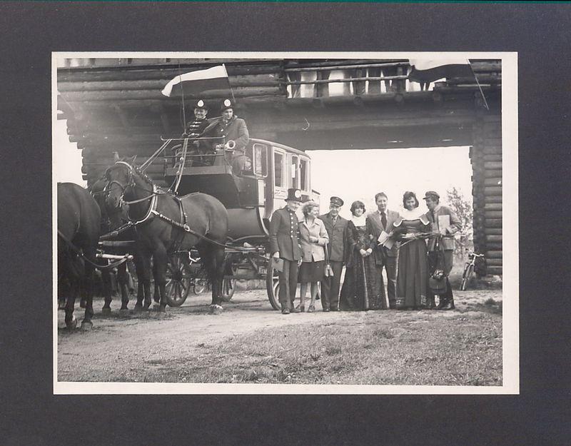 Dyliżans pocztowy w bramie lednickiej.