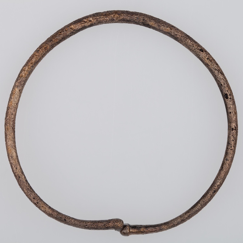 Bransoletka brązowa z lekko zachodzącymi na siebie końcami