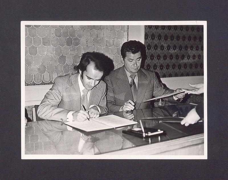 Podpisanie porozumienia z Filharmonią Poznańską w Gnieźnie w Pałacu Ślubów. Z prawej Henryk Jankowski, pierwszy sekretarz PZPR w Gnieźnie.