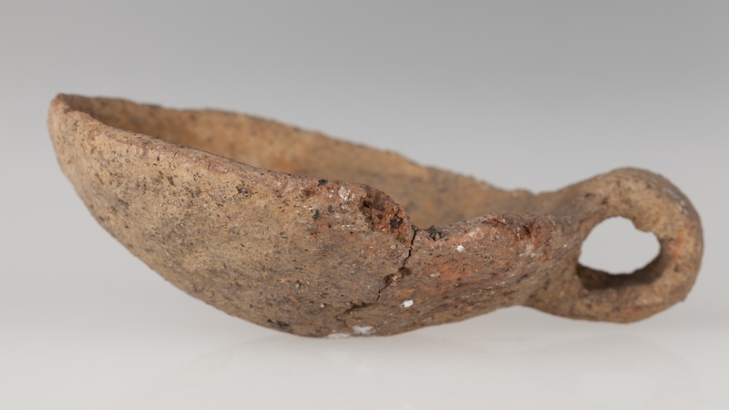 Czerpak kształtu półkulistego z taśmowatym uchem