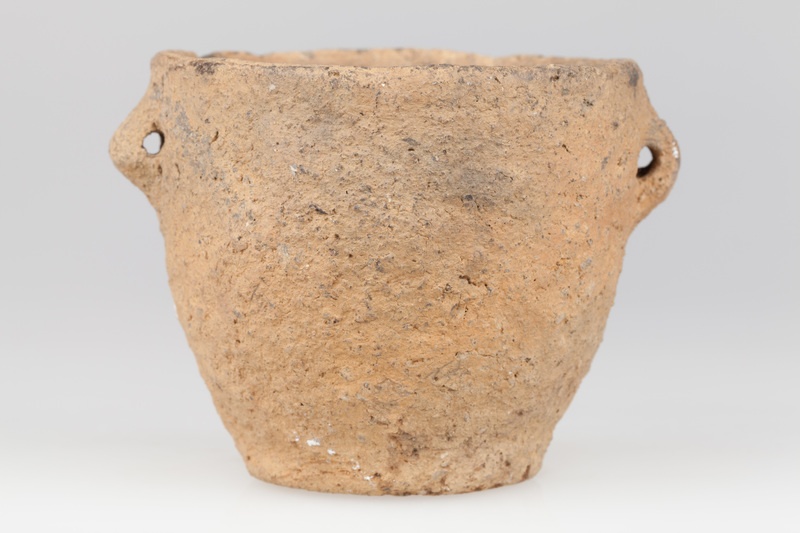 Garnek jajowaty zaopatrzony w dwa poziomo przekłute ucha