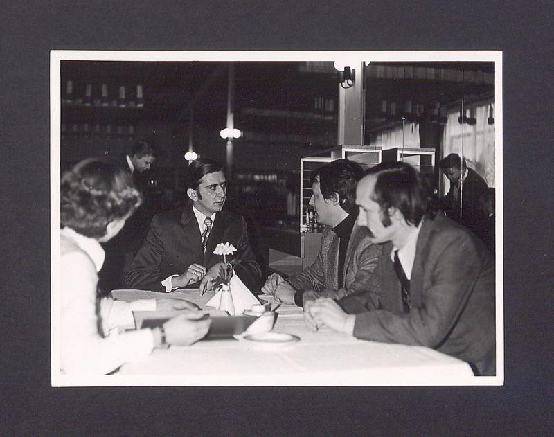 Podpisanie porozumienia z Filharmonią Poznańską w Gnieźnie w Pałacu Ślubów. W środku Waldemar Kiełbowski, kierownik Wydziału Kultury  UM w Gnieźnie