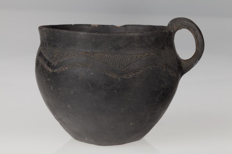 Kubek z taśmowatym uchem 