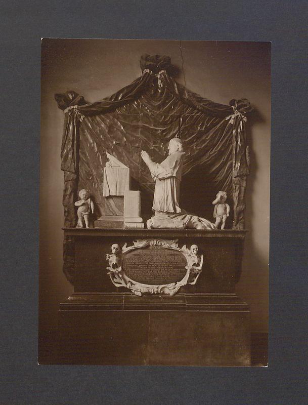 Nagrobek arcybiskupa Andrzeja Olszowskiego.