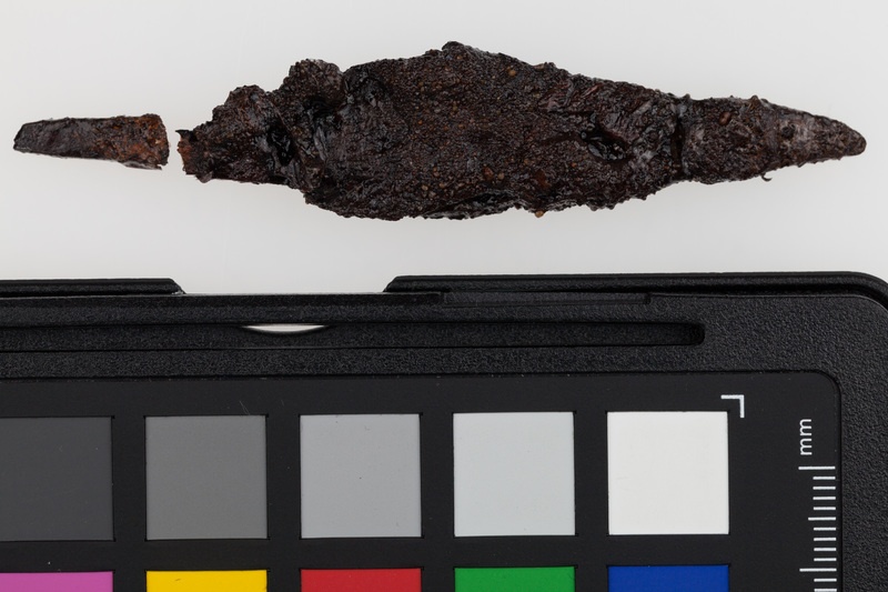 Fragmenty ostrza żelaznego z trzpieniem