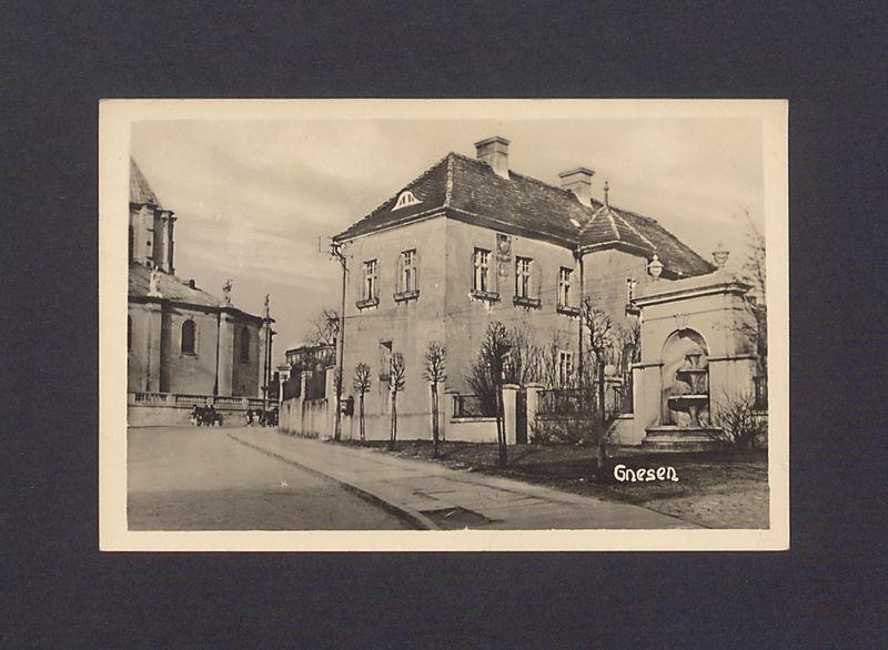 Widok z ulicy Łaskiego na bazylikę, zabudowania kanonii i źródełko.