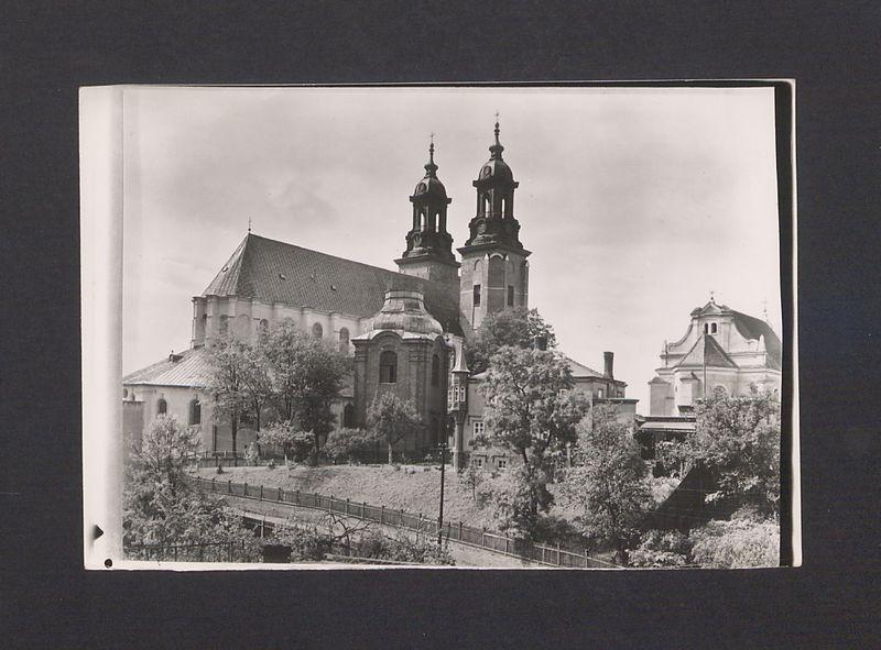 Front katedry od strony północno-wschodniej.