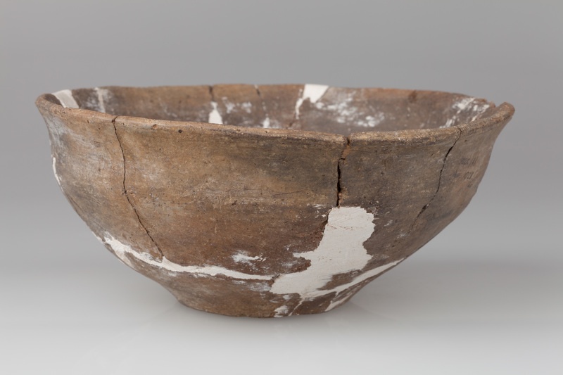 Głęboka misa kształtu półkulistego z lejkowatą szyjką