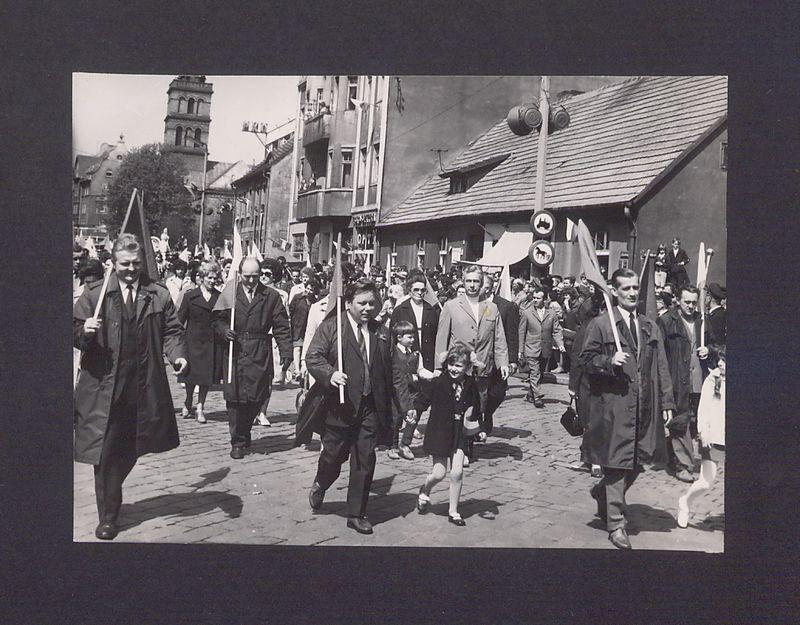 1 Maja 1972 r. w Gnieźnie. Ul. Chrobrego.