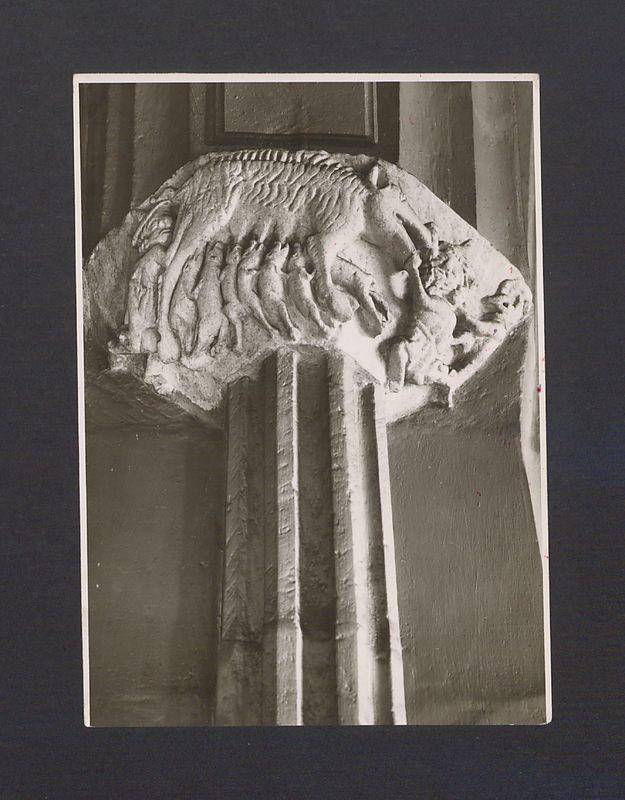 Wspornik z gotycką groteską.