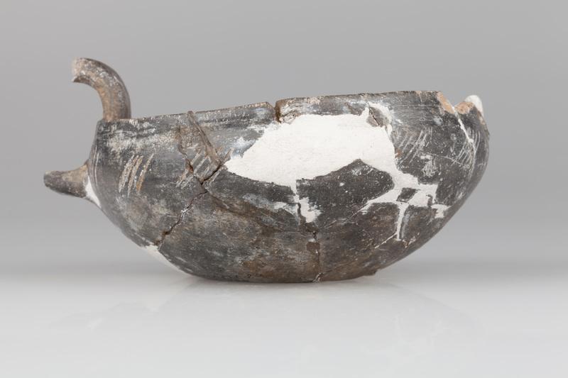 Czerpak profilowany, ornamentowany grupami ukośnych linii rytych